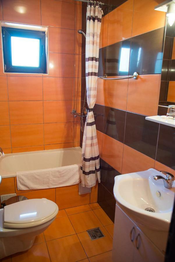 Pensiunea Casa Cu Flori Чиснъдиоара Екстериор снимка